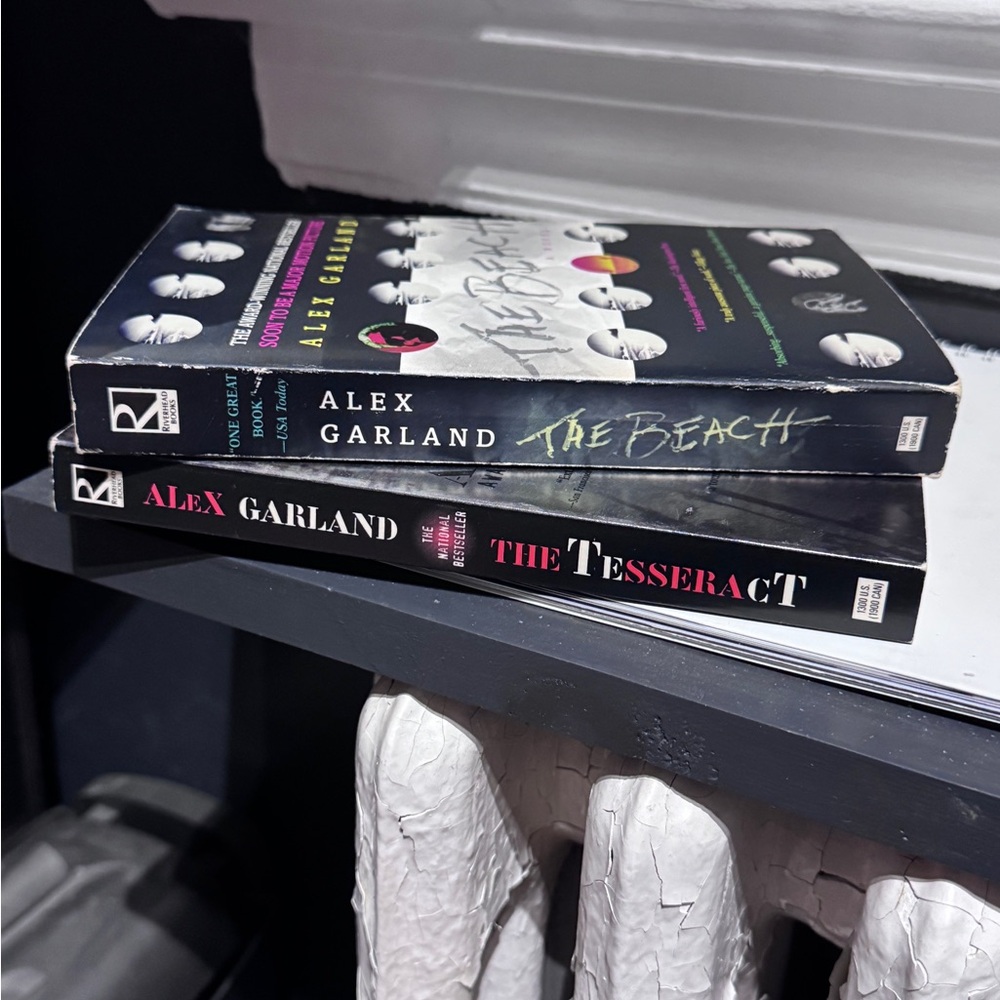 ππ΄ Best Selling Alex Garland Book Bundle β The Beach & The Tesseract π΄π - Picture 16 of 16